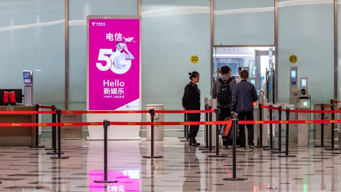 北京大兴机场安检口刷屏广告